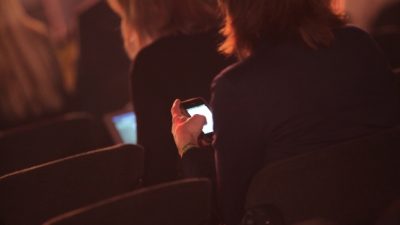 Umfrage: Internetnutzer lesen Online-Nachrichten vor allem auf dem Smartphone