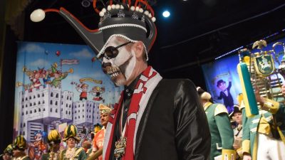 Karneval beim FC Köln: Totenkopf Stöger und Baby Heintz