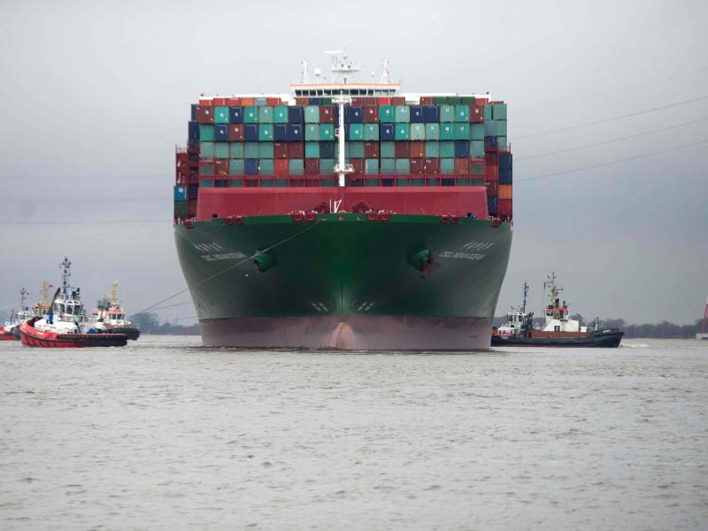 400m langes Containerschiff sitzt weiter in der Elbe fest