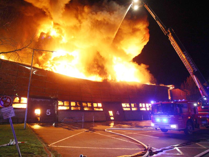 Großbrand in Aachen: Maschinenhalle stürzt ein