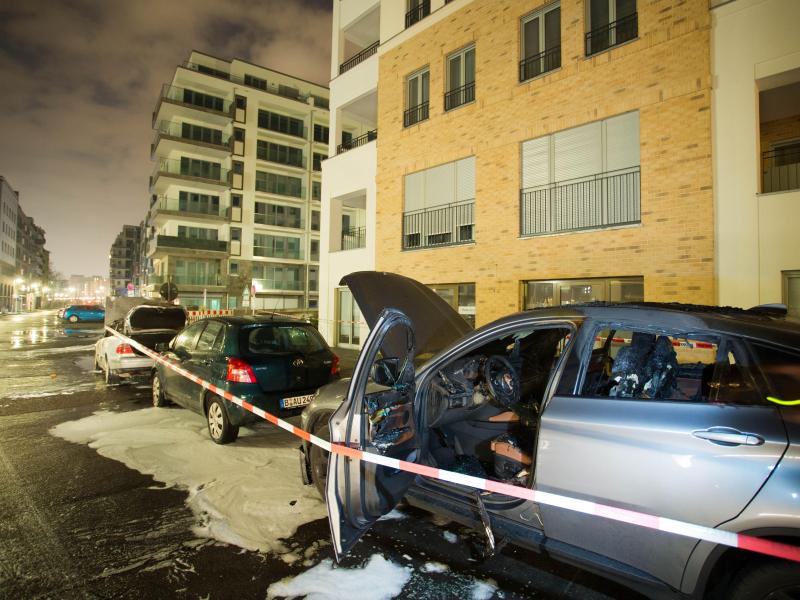Berlin-Neukölln: Bis zu 100 Vermummte demolieren 20 Autos