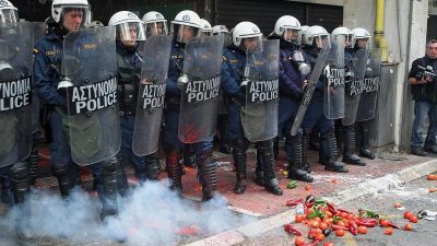 Ausschreitungen bei Bauernprotesten in Athen: Es fliegen Steine, Tomaten und Feuerwerkskörper