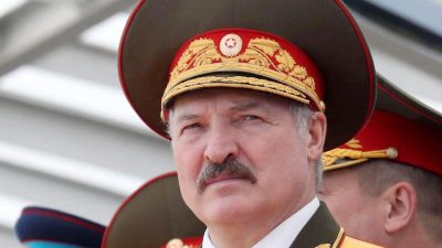 Lukaschenko zeigt sich mit Kalaschnikow und schusssicherer Weste