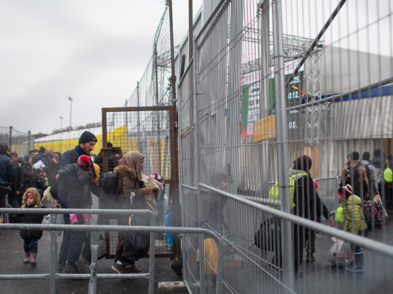 Tageskontingente für Asyl: Österreich unbeeindruckt von Brüsseler Rüge