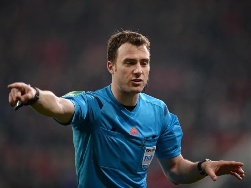 Nach Leverkusener Protest: Referee Zwayer verlässt Platz
