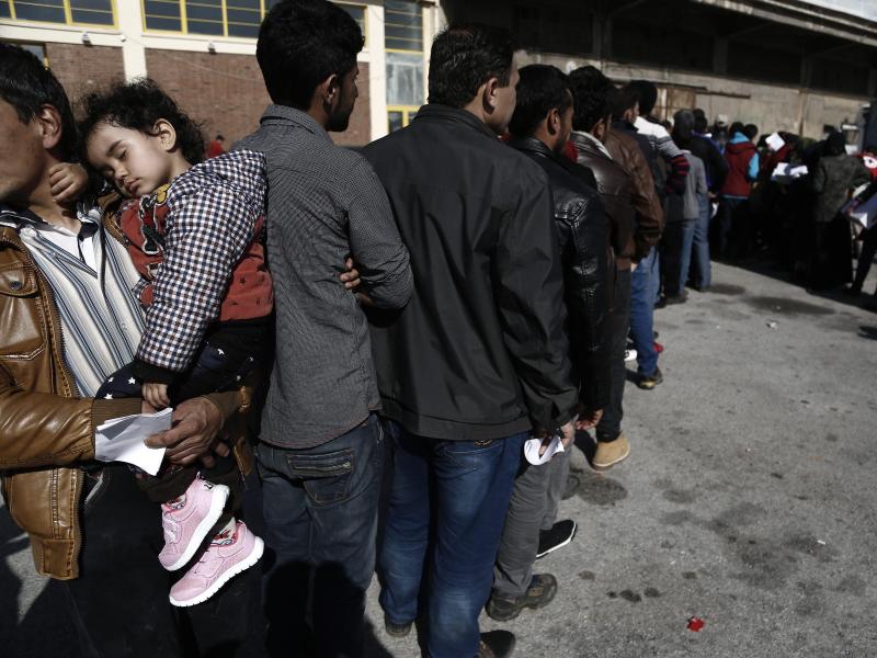 Tausende Migranten stauen sich in Griechenland – Chaos droht