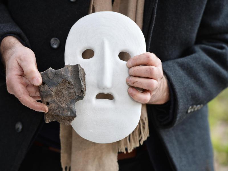Forscher untersuchen steinzeitliche Totenmaske aus dem Moor