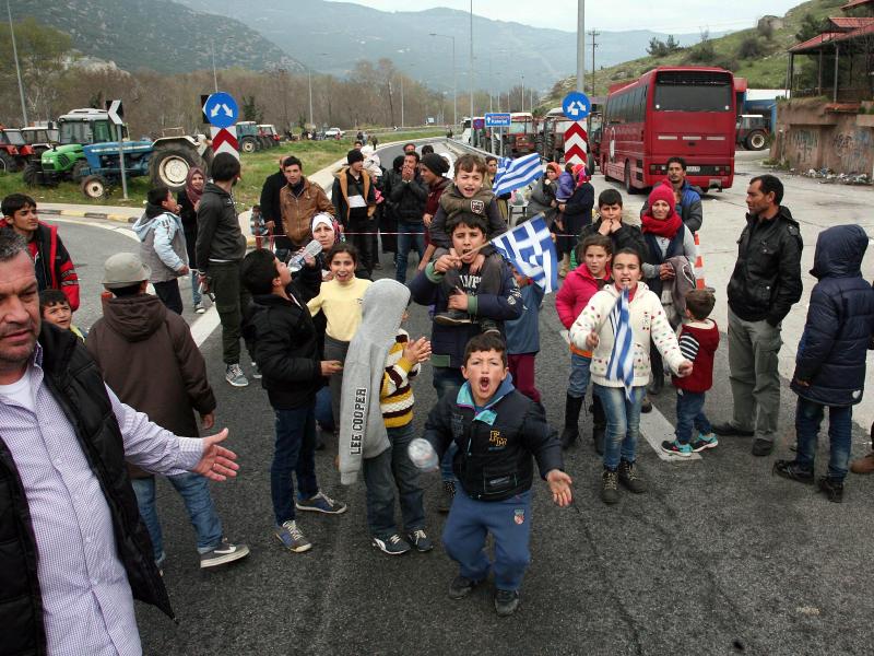 Chaos in Griechenland: Migranten laufen auf Autobahn