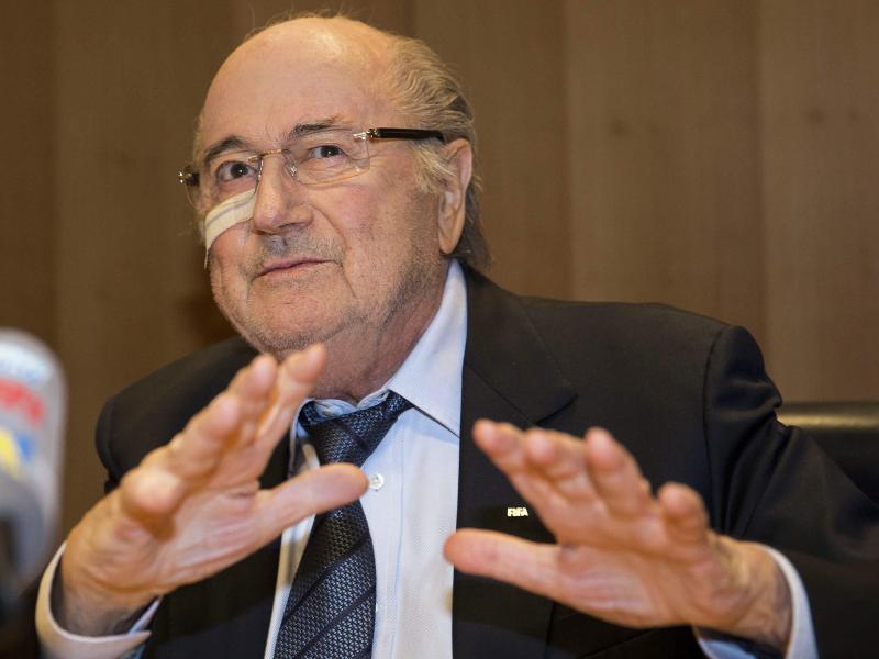 Blatter bietet Infantino Hilfe an