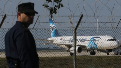 LIVE-TICKER Egyptair-Entführung: Entführung unblutig zu Ende gegangen – Flugzeugentführer festgenommen