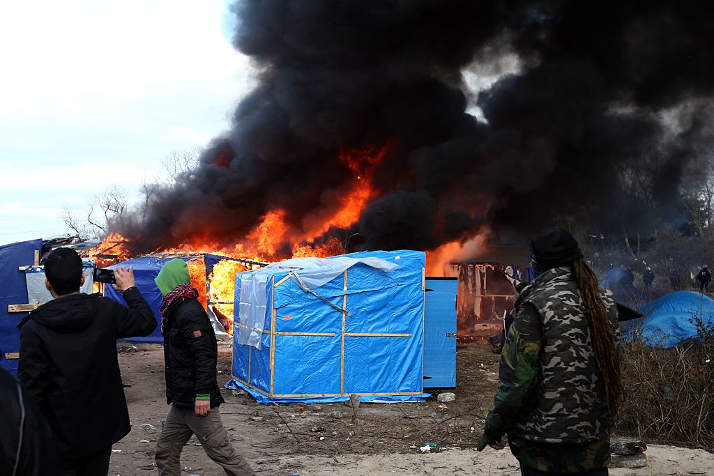Schwere Krawalle in Calais nach Teilräumung des „Dschungel“