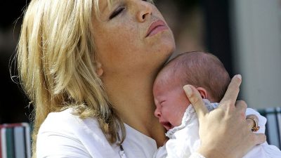 Babys niemals “schreien lassen”: Das sind die Folgen