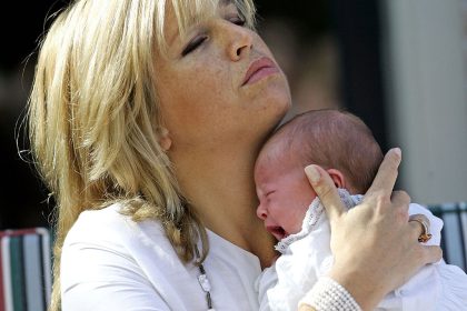 Babys niemals “schreien lassen”: Das sind die Folgen