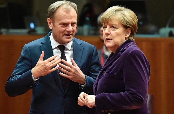 Wer steuert Europa in der Krise – Merkel oder Tusk?