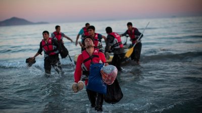 Merkel sieht Grenzschutz als Schlüssel bei Flüchtlingsverteilung