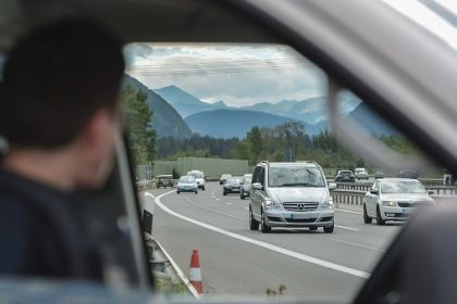Männer wollen A2 überqueren: Einer stirbt – stark betrunkener Freund überlebt