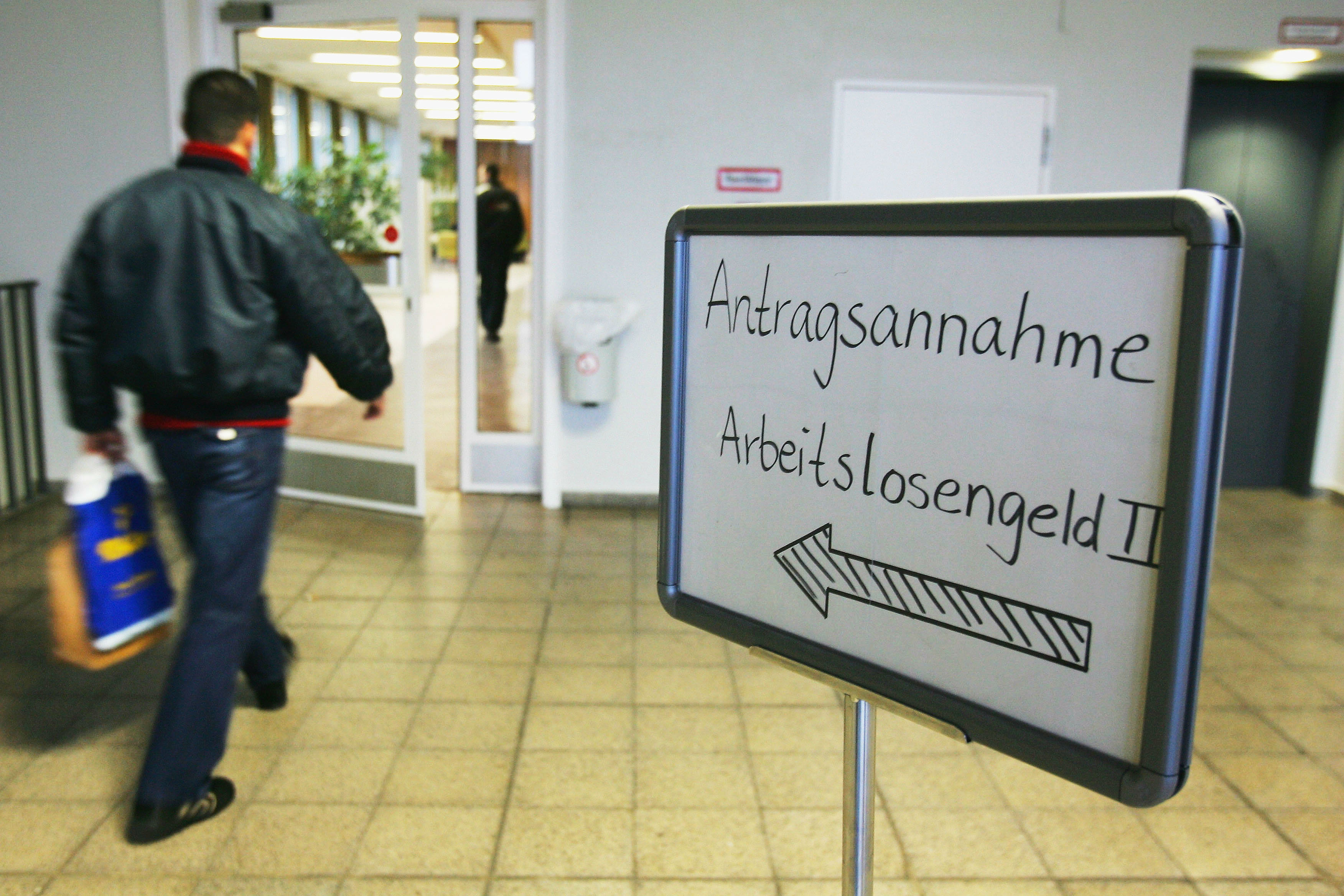 Arbeitgeber fordern Zuwanderungsstopp in deutsche Sozialsysteme: Anspruch nur bei 40-Stunden-Woche
