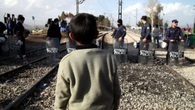 Kramp-Karrenbauer: Griechenland in Flüchtlingskrise nicht allein lassen