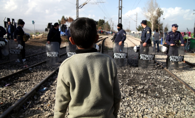 Kramp-Karrenbauer: Griechenland in Flüchtlingskrise nicht allein lassen