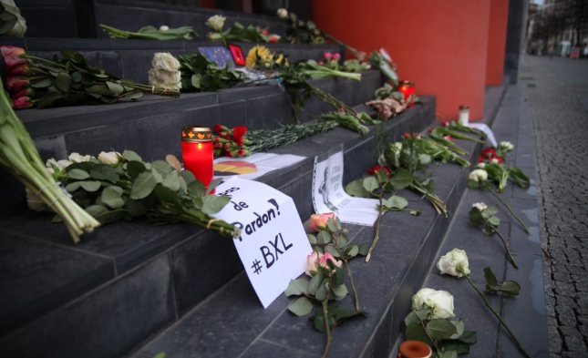 Brüssel: Hooligans stören Trauer-Feier – Polizei setzt Wasserwerfer ein