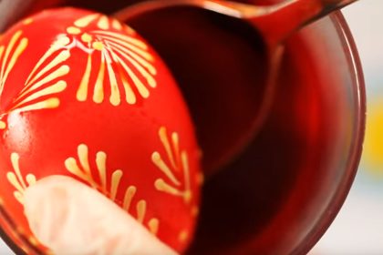 Wunderschöne Ostereier gestalten nach alter sorbischer Wachstechnik (+Video)