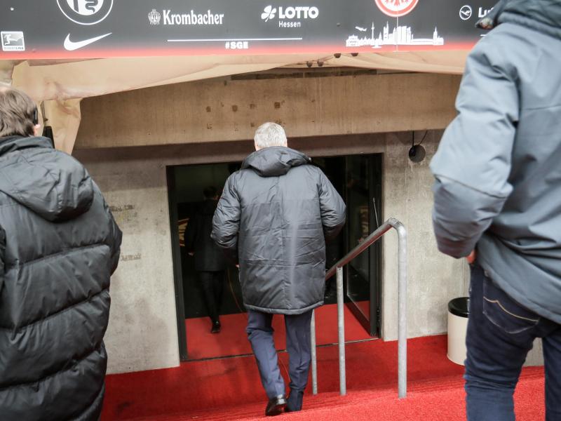 Club in der Krise: Frankfurt sucht Trainer und Vorstand