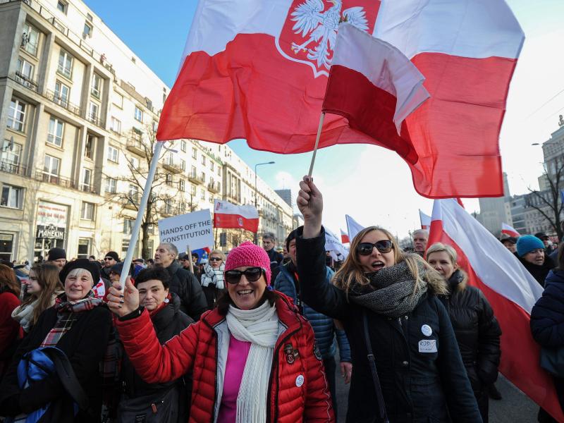 Polen: Neu vorgelegtes Gesetz soll Richter auf Linie zwingen – Kritik an Regierungspolitik wird verboten