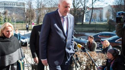 Wegen Flüchtlingskurs: Seehofer hält Merkel mangelnden Respekt vor den Wählern vor