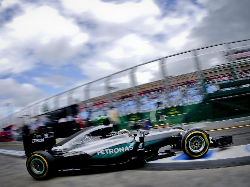 Hamilton im ersten Formel-1-Training Schnellster