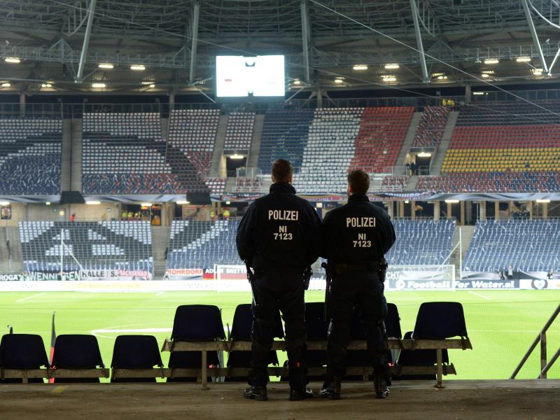 De Maizière: Fußball-Länderspiel in Berlin findet statt