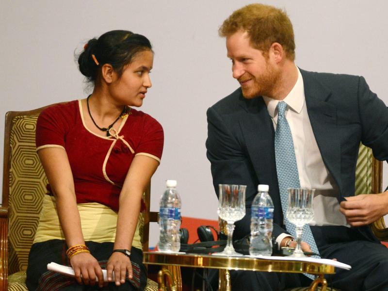 Prinz Harry macht sich in Nepal für Bildung stark