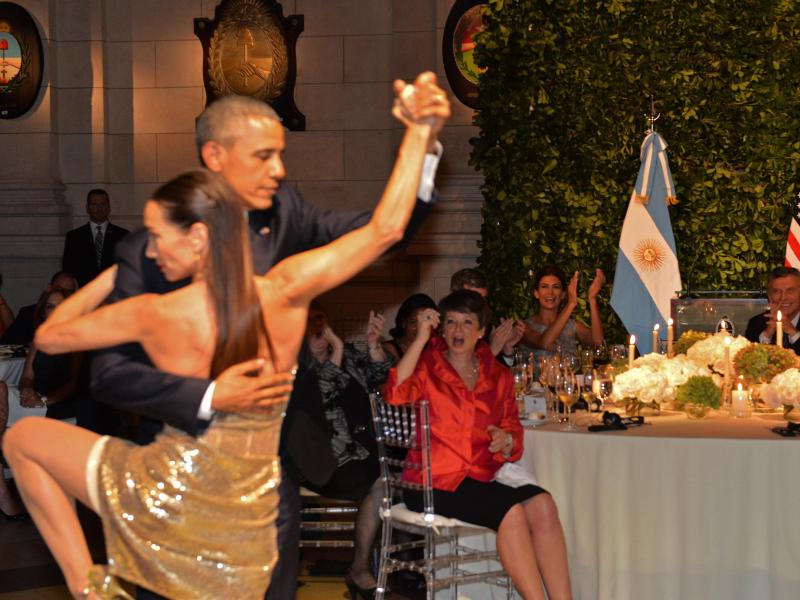 Obama tanzt Tango und trinkt Mate-Tee