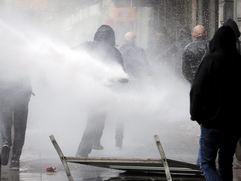 Hunderte Hooligans stören Trauer am Brüsseler Börsenplatz