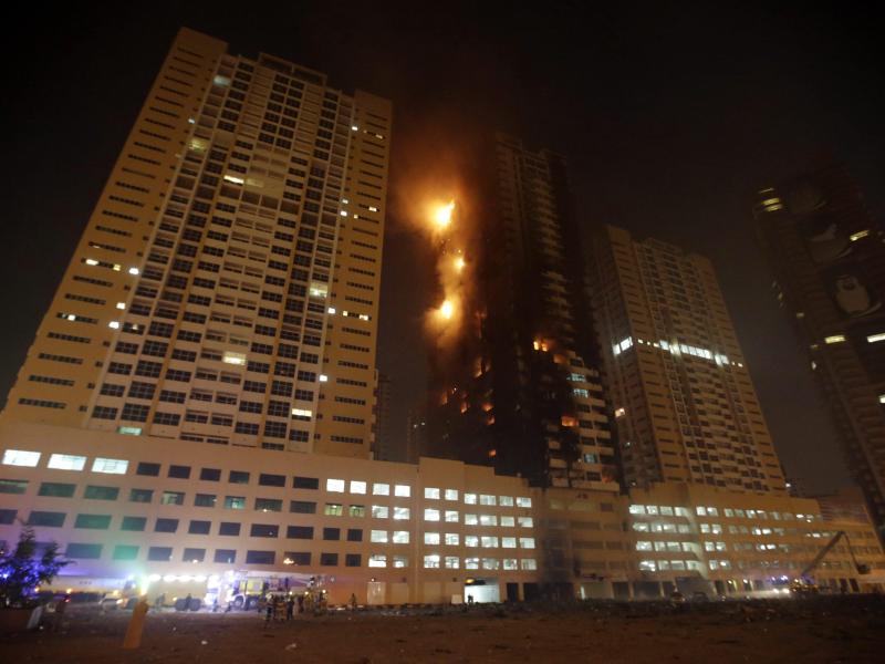 Wohnturm in Vereinigten Arabischen Emiraten in Flammen