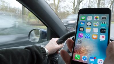 Polizei: Ablenkung durch Smartphone ist Hauptunfallursache