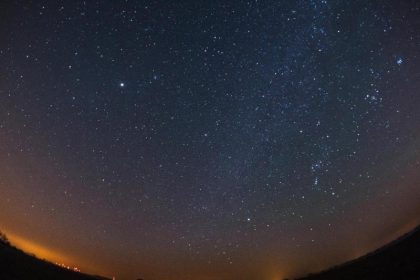 Forscher weiten Suche nach außerirdischen Zivilisationen aus auf “rote Zwerge” und Himmelsstreifen