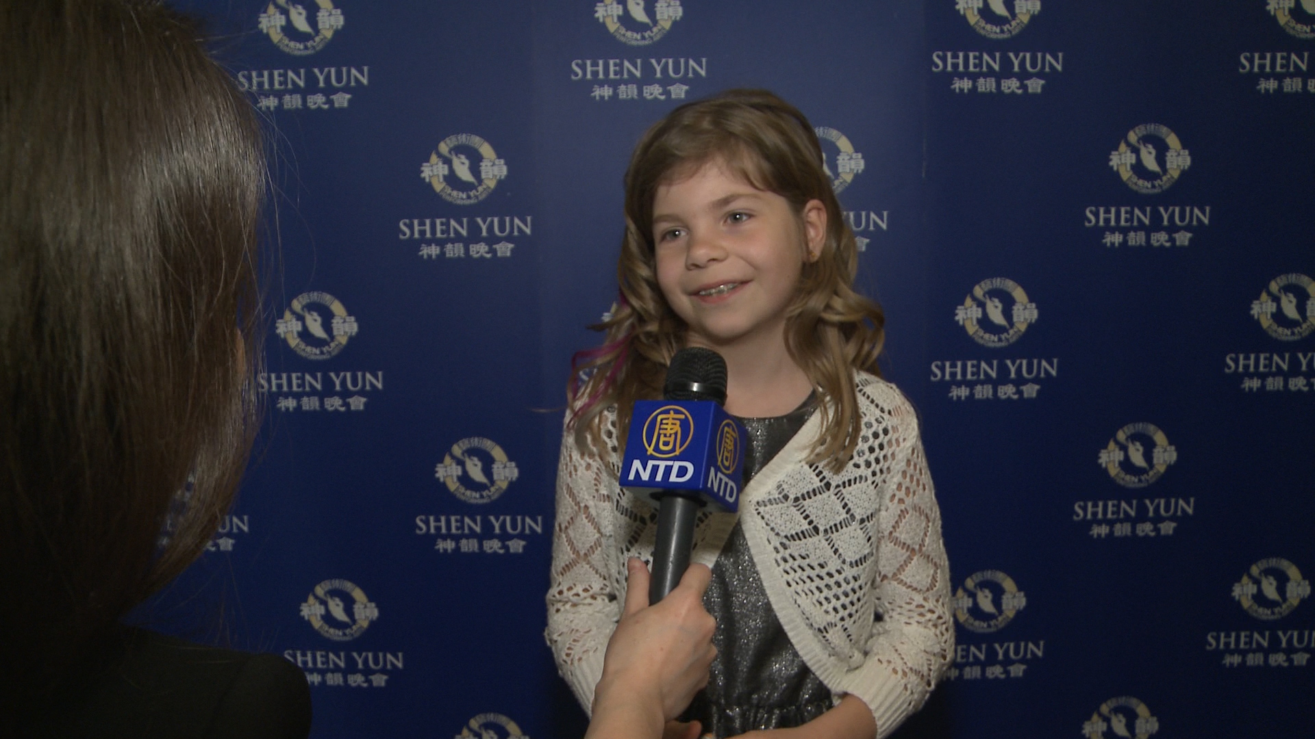 „Shen Yun hat Musik, die im Gehirn stecken bleibt, was auch gut ist“ sagt die 10-jährige Emma