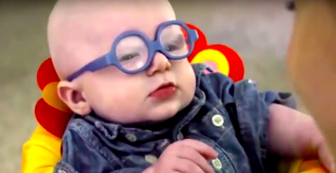 Dieser süße Fratz bekommt seine erste Brille. Als er seine Mutter sieht, ist seine Reaktion einfach zum Wegschmelzen!