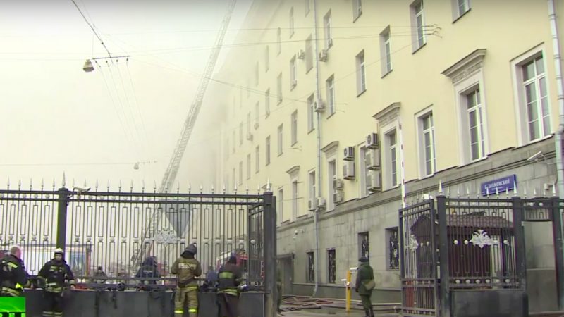 Großbrand in russischem Verteidigungsministerium – Flammen über mehrere Stockwerke