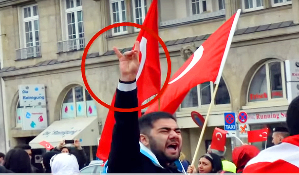 Alles andere als friedlich: Journalisten bei türkischem „Friedensmarsch“ beschimpft – „Fick dich du Hurensohn“