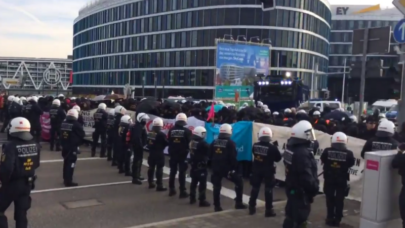 Demo vor AfD-Parteitag Stuttgarter Messe: Live-Ticker – Parteitag beginnt verspätet – Hunderte Demonstranten festgesetzt