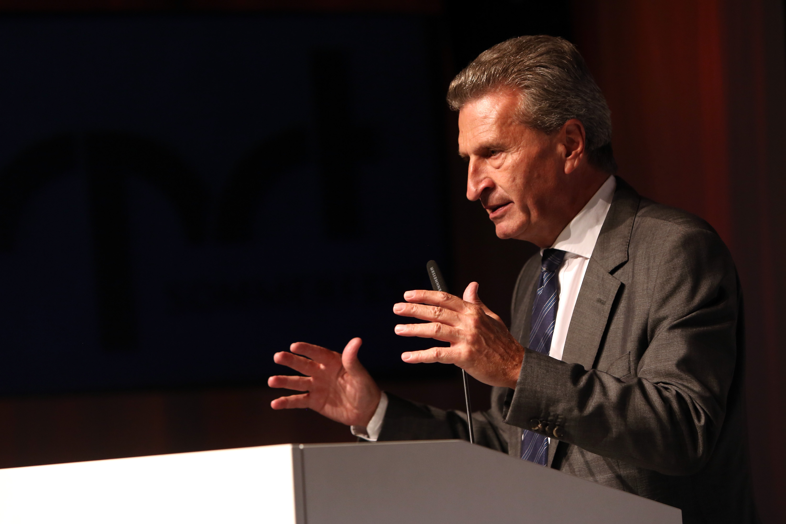 Oettinger verteidigt „Schlitzaugen“-Rede
