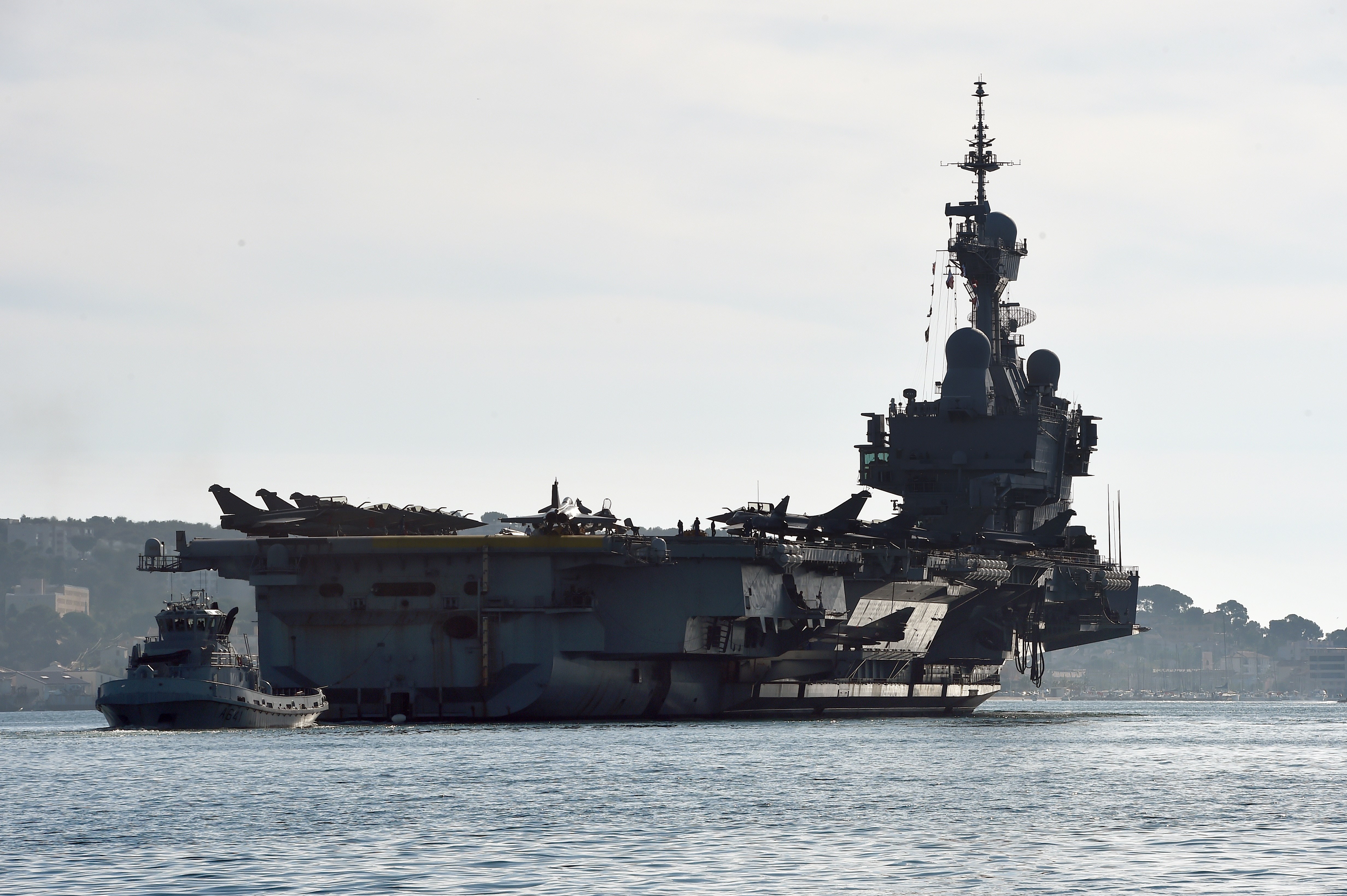 EU-Kriegsschiffe im Mittelmeer sollen auch IS-Waffenlieferungen stoppen