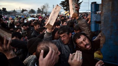 Idomeni: Flüchtlinge bedrohen Journalisten mit Messern – Lage droht zu eskalieren