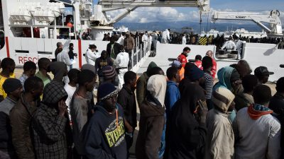 Journalist wird in Sizilien an Berichterstattung über ankommende Migranten gehindert und aus dem Hafen eskortiert