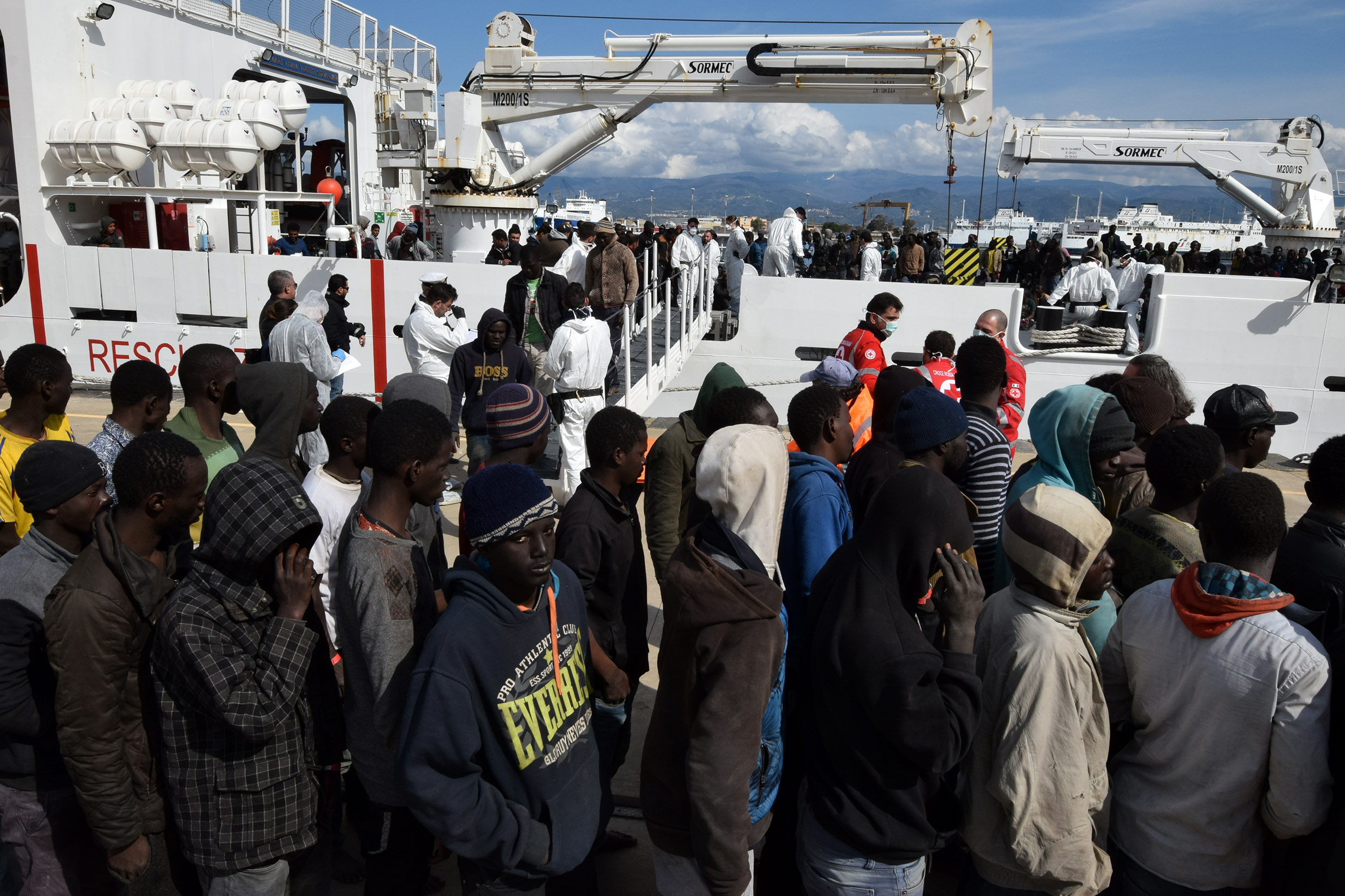 Journalist wird in Sizilien an Berichterstattung über ankommende Migranten gehindert und aus dem Hafen eskortiert