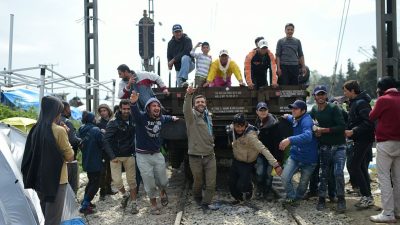 Eisenbahnwagen als Rammbock: Migranten versuchen in Idomeni neuen Grenzsturm