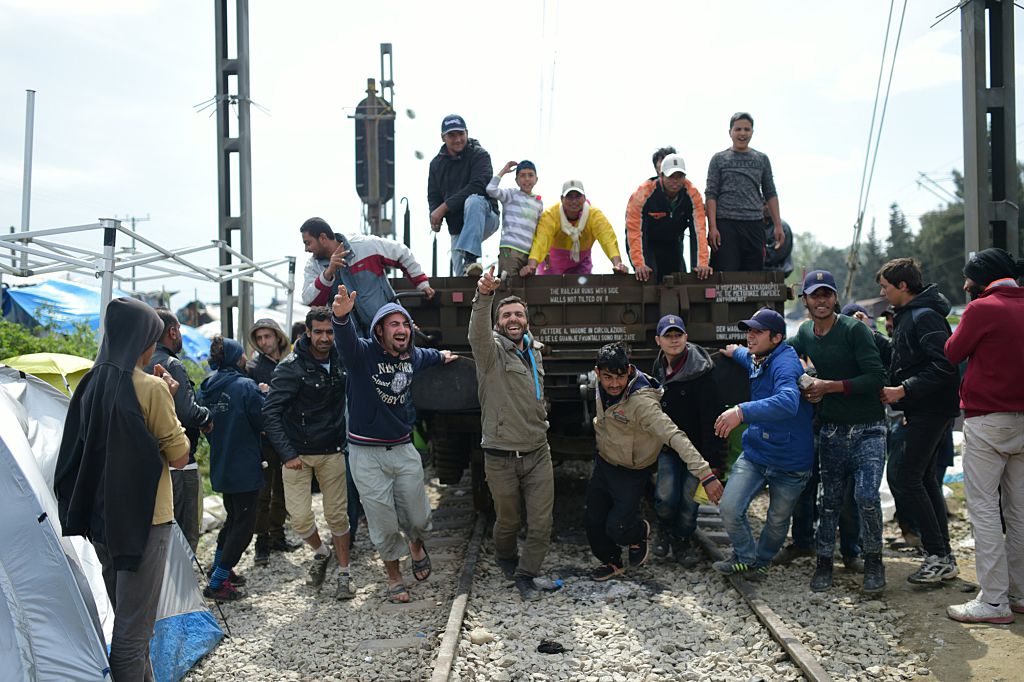 Eisenbahnwagen als Rammbock: Migranten versuchen in Idomeni neuen Grenzsturm