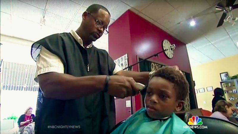 Er schneidet Kindern kostenlos die Haare, aber nur unter einer Bedingung… Wirklich großartig!