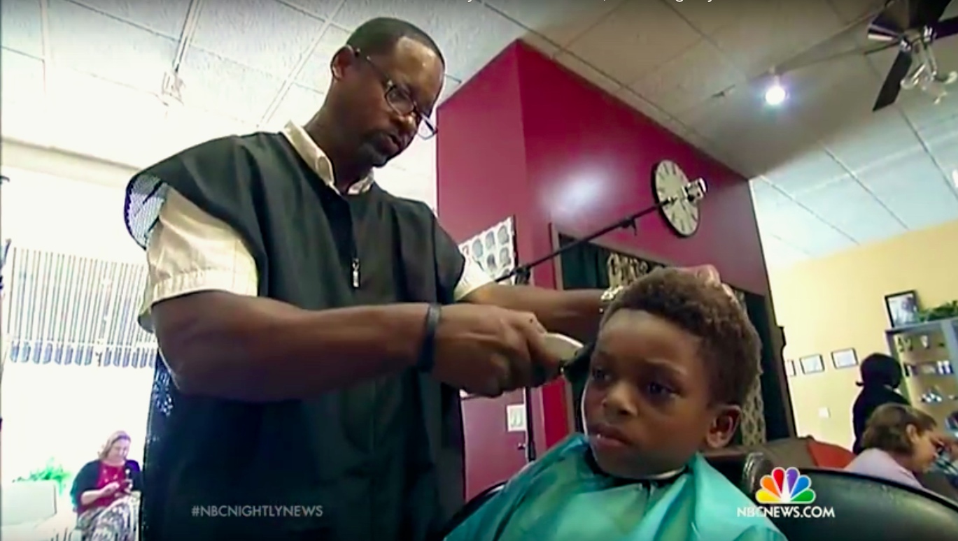 Er schneidet Kindern kostenlos die Haare, aber nur unter einer Bedingung… Wirklich großartig!